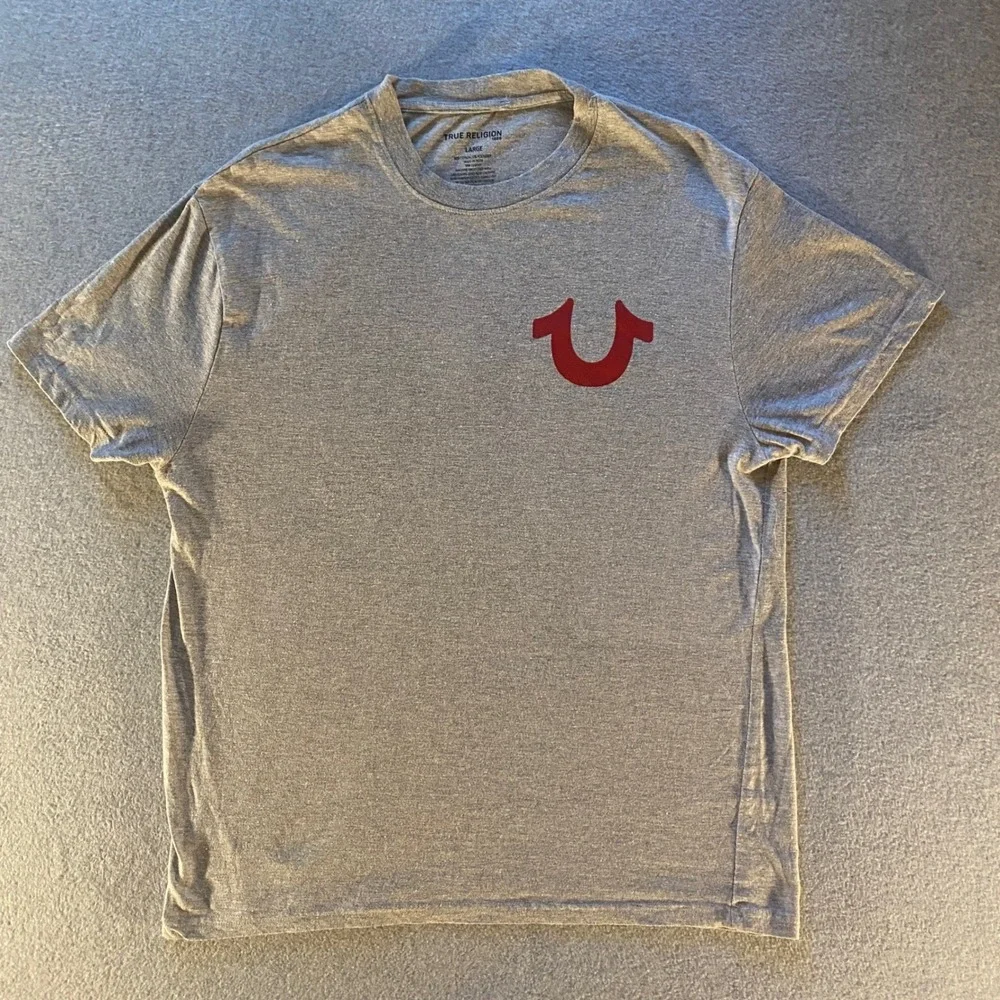 True Religion Mens T-Shirt Large Gray Red Horseshoe Logo Short Sleeve Cotton Bl